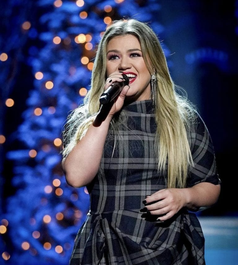 Kelly Clarkson Performs In Season Finale of 'The Voice' 2020