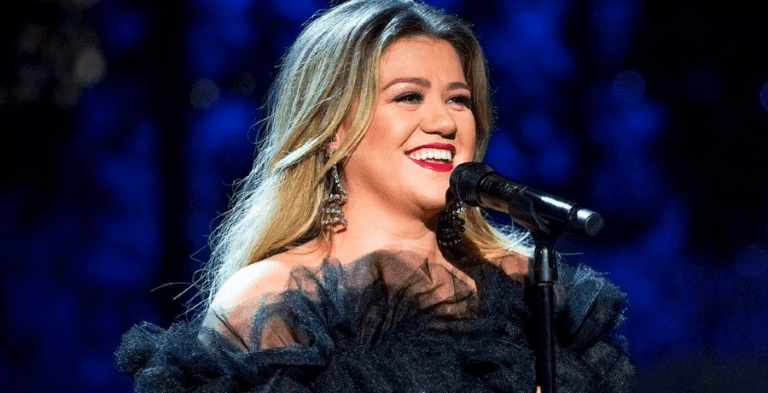 [Credit: Kelly Clarkson/Instagram]