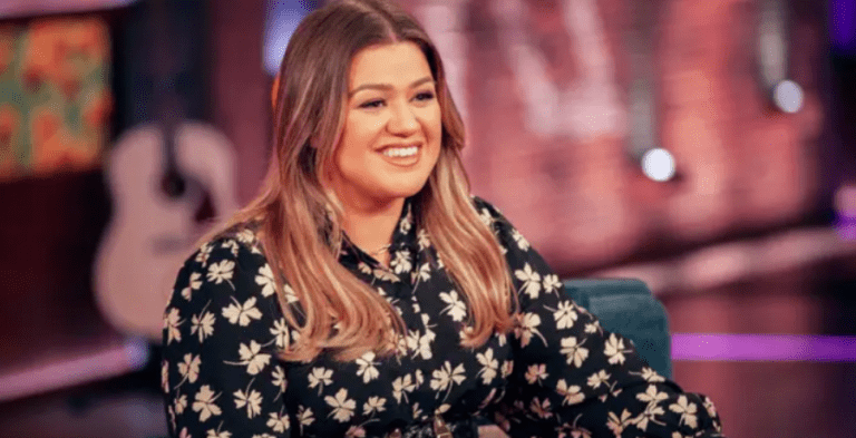 [Credit: Kelly Clarkson Show/YouTube[