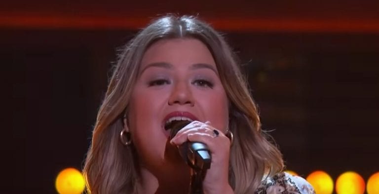 Kelly Clarkson Signature Pose feature