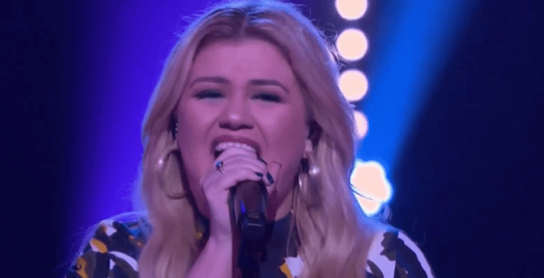 Kelly Clarkson Gives Another FootStomping 'Kellyoke' Performance