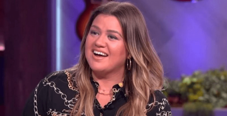 [Credit: The Kelly Clarkson Show/YouTube]