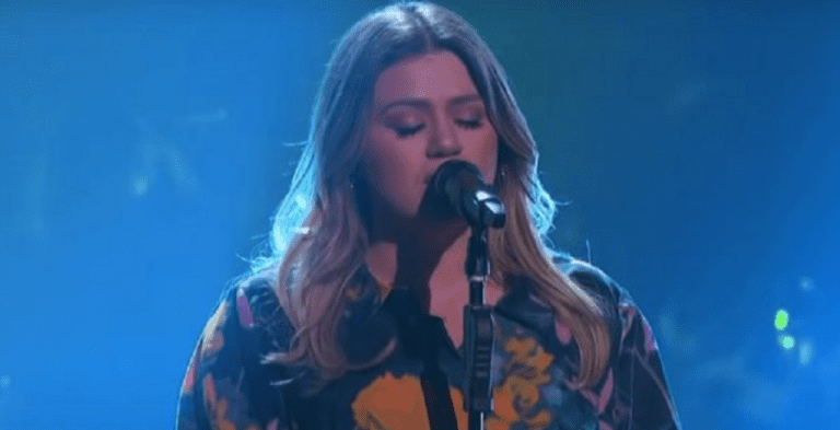 [Credit: The Kelly Clarkson Show/YouTube]