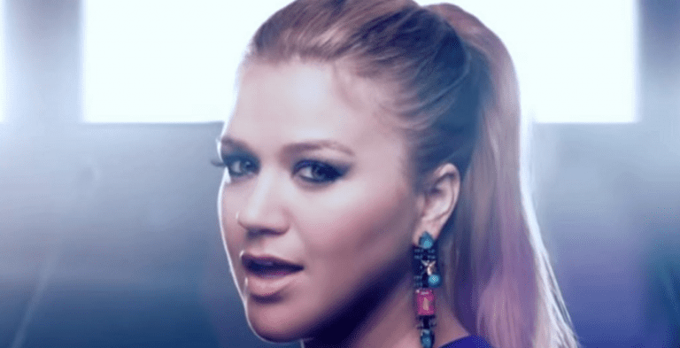 [Credit: Kelly Clarkson/YouTube]