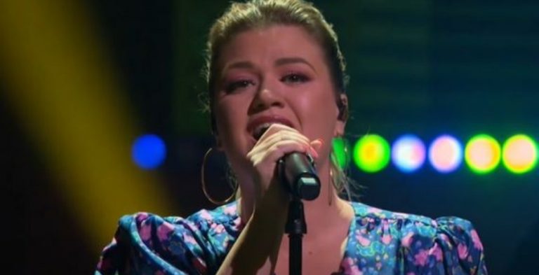 [Credit: The Kelly Clarkson Show/YouTube]