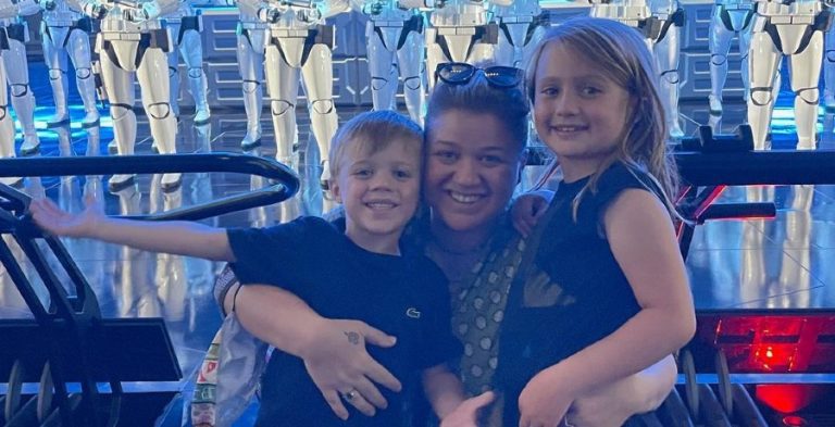 [Credit: Kelly Clarkson/Instagram]