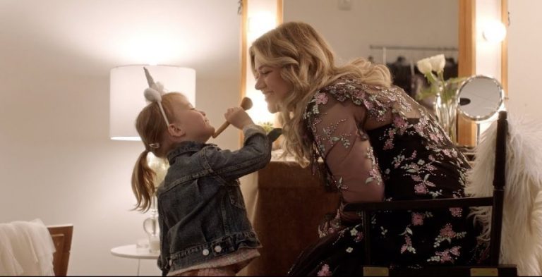 [Credit: Kelly Clarkson/YouTube]