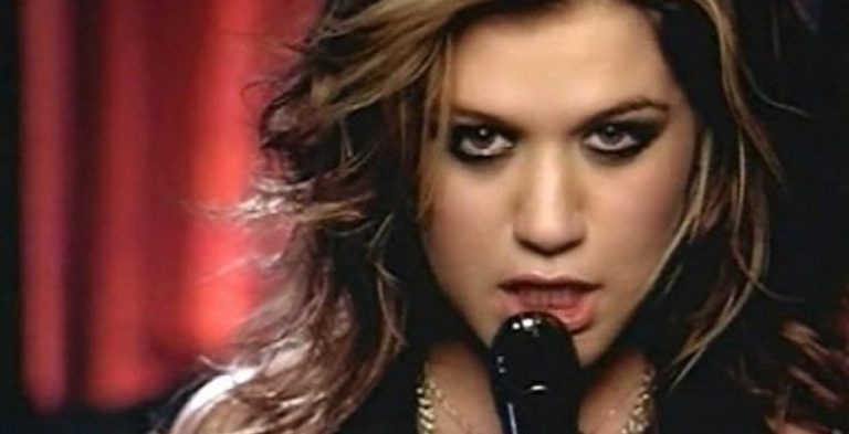 [Credit: Kelly Clarkson/YouTube]