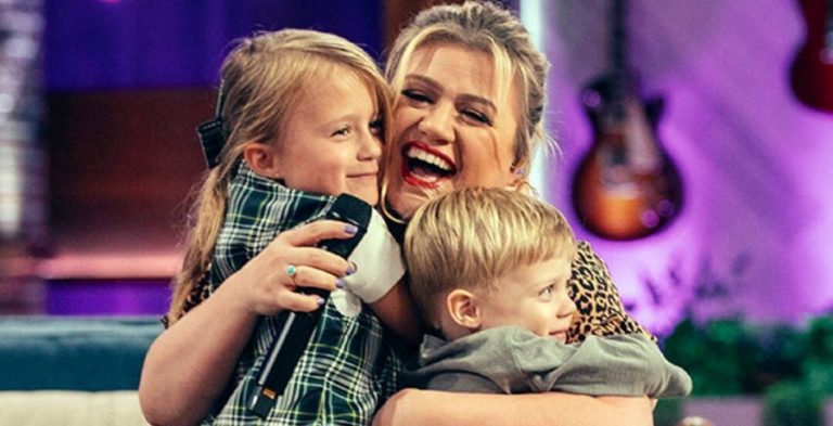 [Credit: The Kelly Clarkson Show/YouTube]