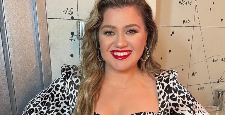 [Credit: Kelly Clarkson/Instagram]