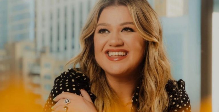 [Credit: Kelly Clarkson/Instagram]