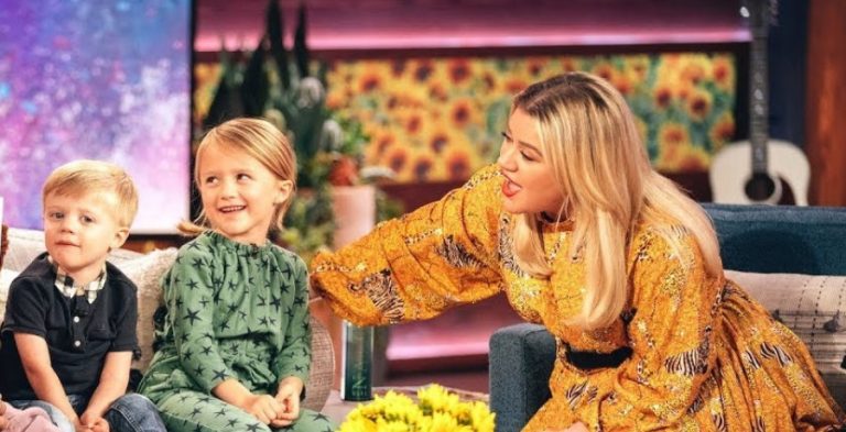 [Credit: The Kelly Clarkson Show/YouTube]