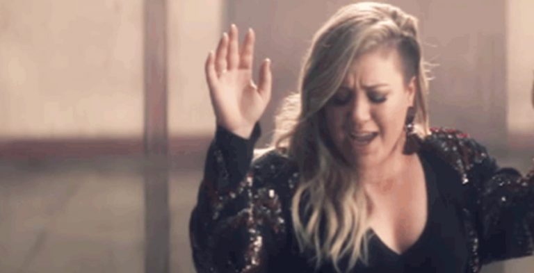 [Credit: Kelly Clarkson/YouTube]