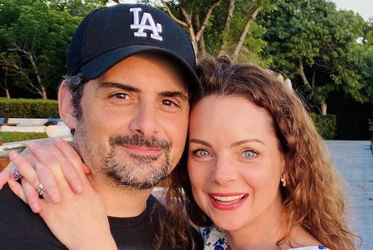 Brad Paisley, Kimberly Williams Paisley-https://www.instagram.com/p/CT4x3URgGHn/