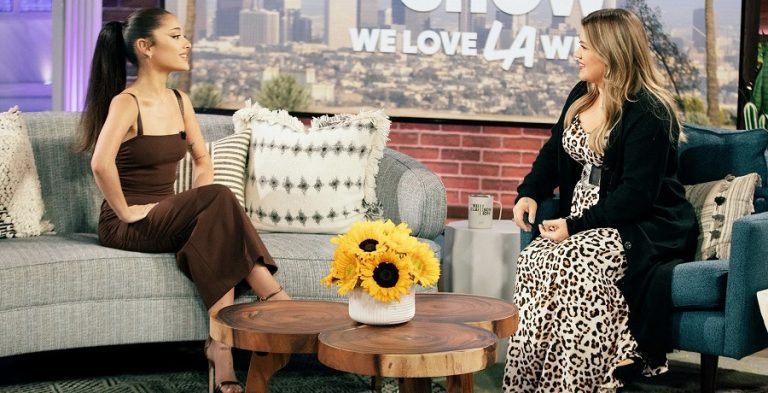 Ariana Grande, Kelly Clarkson [Screenshot | YouTube]