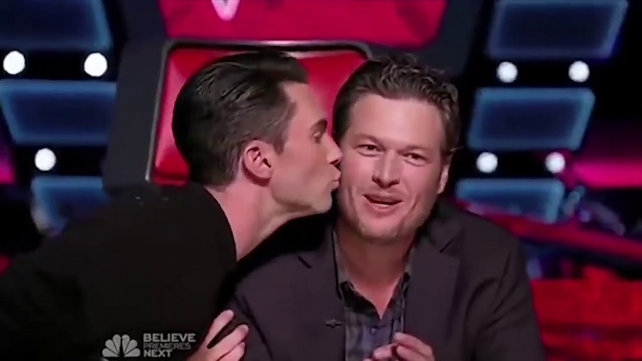 Adam Levine Kisses Blake Shelton [Screenshot | YouTube]