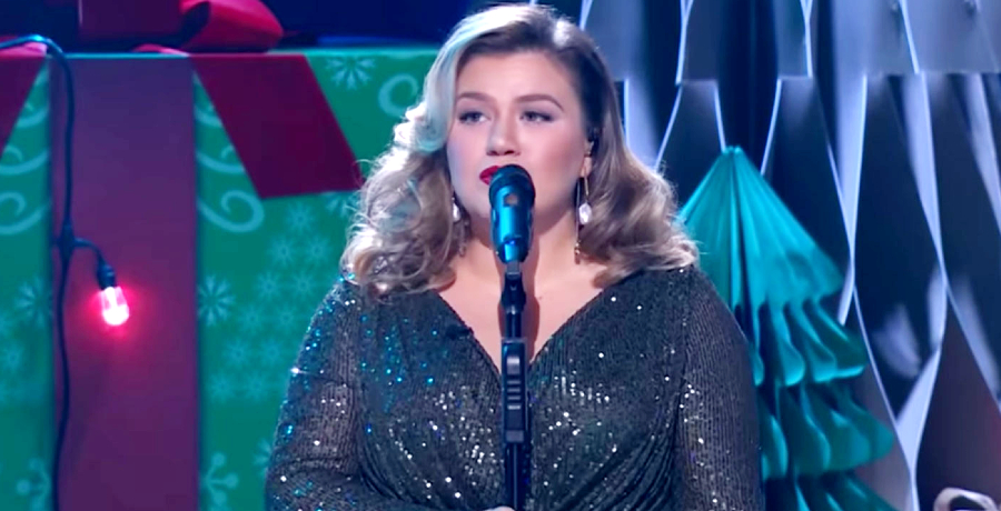 Kelly Clarkson Found Christmas Music Therapeutic Amid Brandon Blackstock Divorce [Credit: The Kelly Clarkson Show/YouTube]
