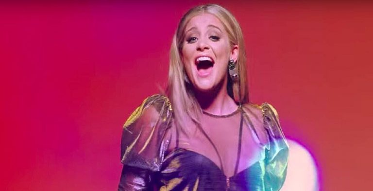 Lauren Alaina Fulfills Biggest Dream At Grand Ole Opry [Screenshot | YouTube]