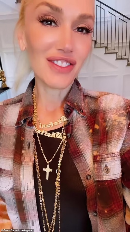 Gwen Stefani Glowing Instagram Selfie 