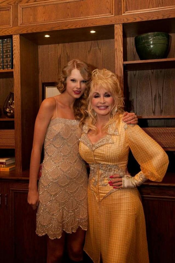 Taylor Swift And Dolly Parton Meet In Person [Credit: Facebook]