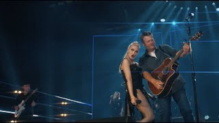 Gwen Stefani And Blake Shelton Perform Happy Anywhere [Credit: YouTube]