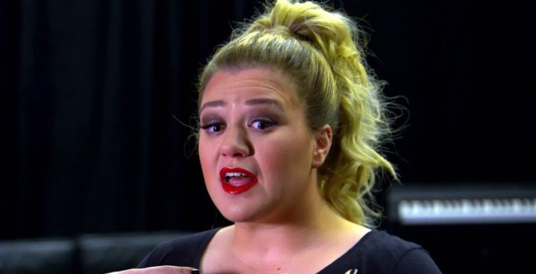 Kelly Clarkson Changes Her Name Amid Divorce -- What Is It? [Credit: YouTube]