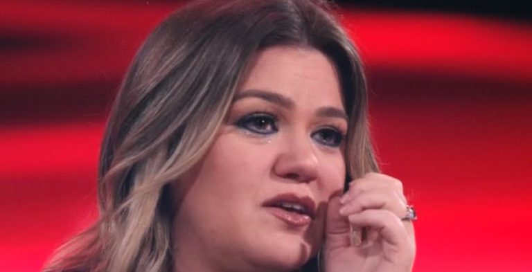 Kelly Clarkson Is Placing Her Bets On Texas [Credit: YouTube]