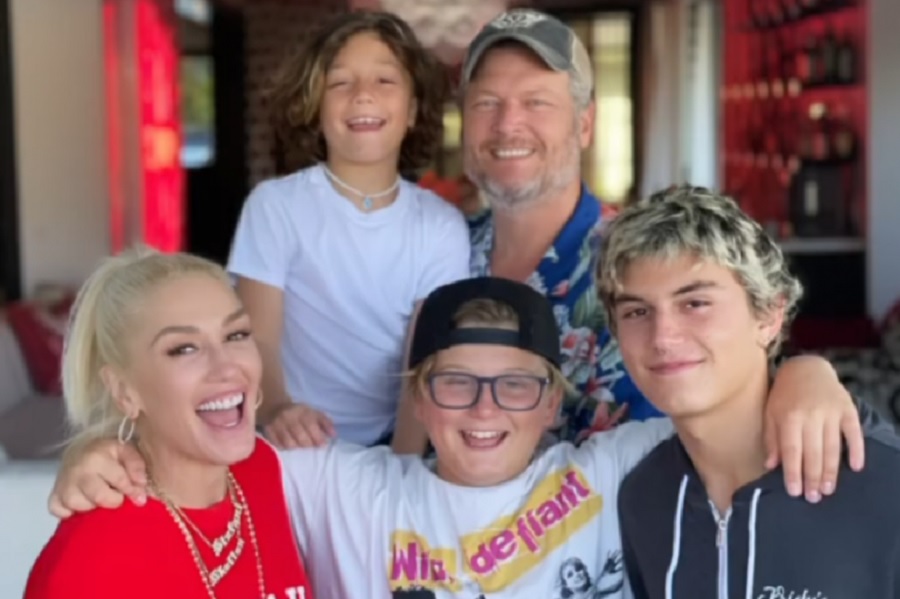 Gwen Stefani And Blake Shelton's Family Photo [Credit: Instagram]