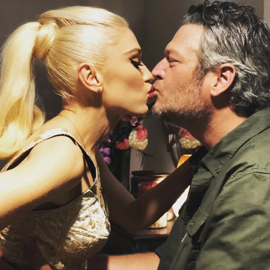Gwen Stefani Kisses Blake Shelton [Credit: Instagram]