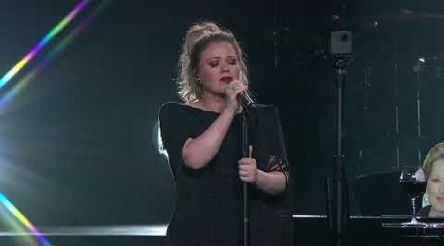 Kelly Clarkson Singing Kellyoke [Credit: YouTube]
