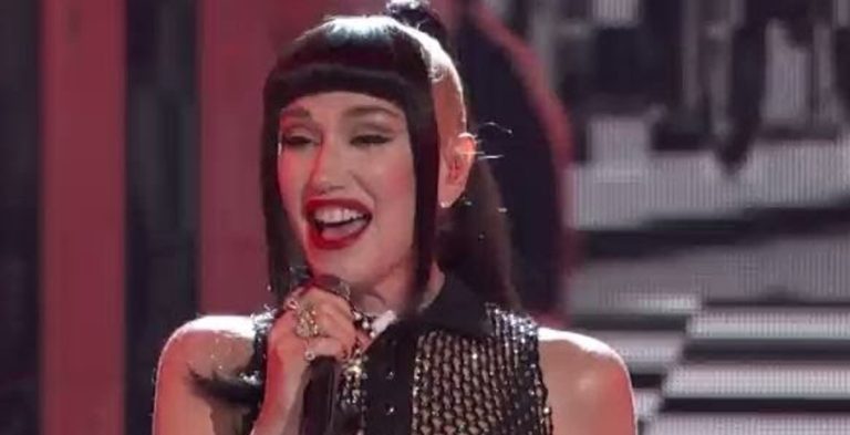 Gwen Stefani Puts On A Fashion Show For Her Fans [Credit: YouTube]