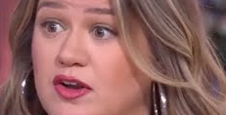 Kelly Clarkson Shocks Fans With Instagram Post [Credit: YouTube]