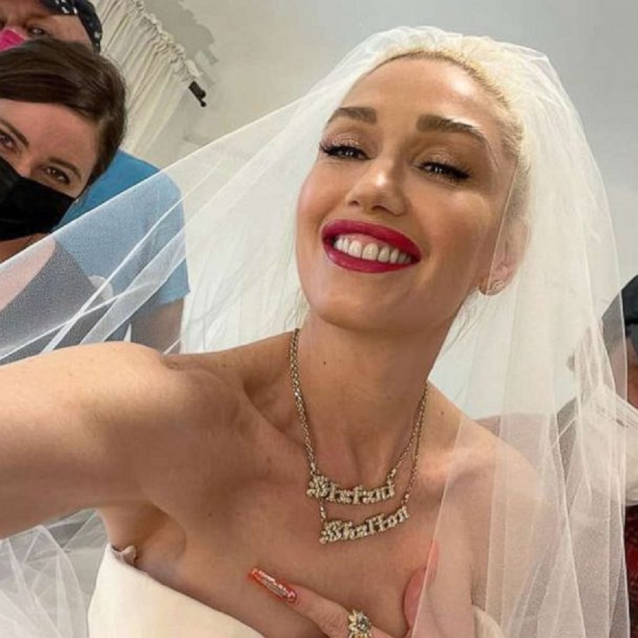 Gwen Stefani Finds The Dress [Credit: Gwen Stefani/Instagram]