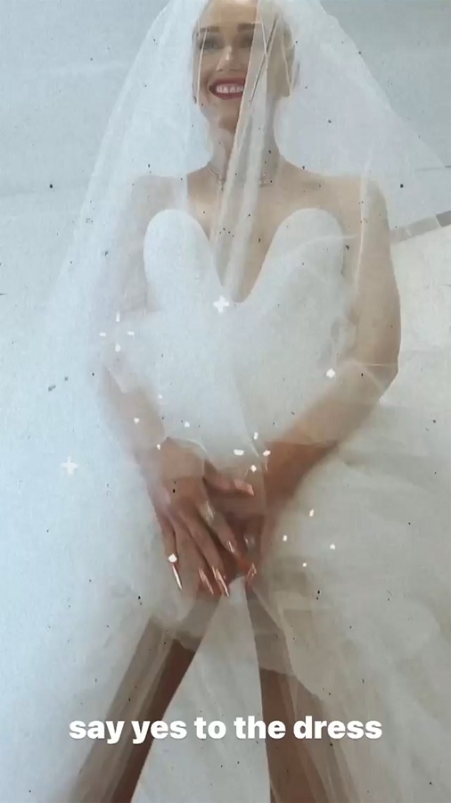Gwen Stefani Says Yes To The Dress [Credit: Gwen Stefani/Instagram Stories]