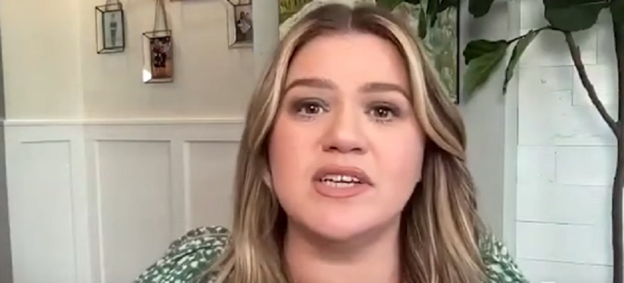 Kelly Clarkson Shares Summer Plans [E! Red Carpet & Award Shows | YouTube]