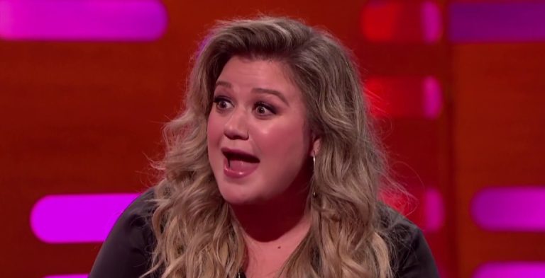 The Voice Why Won't Kelly Clarkson Be Back Next Season? [YouTube]