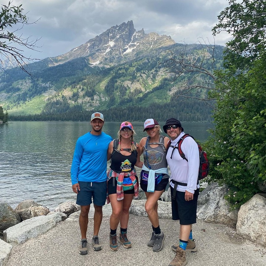 Brendan McLoughlin & Miranda Lambert Hiking With Friends [Brendan McLoughlin | Instagram]