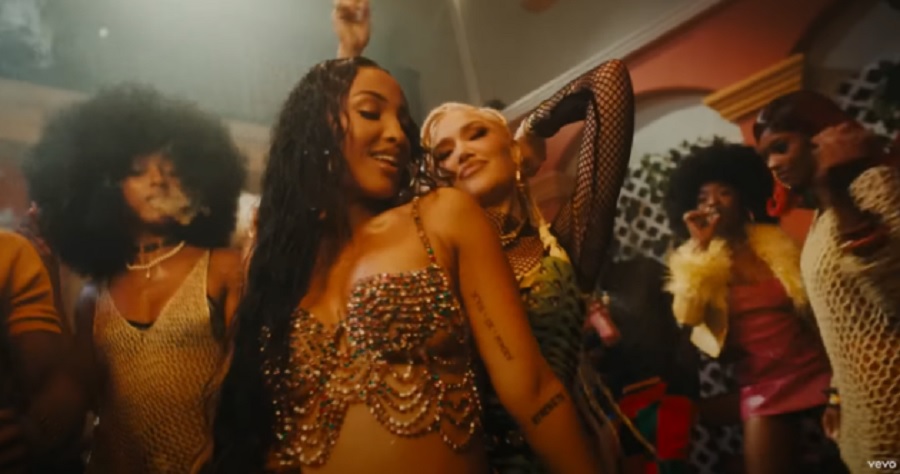 Gwen Stefani Gyrates In New Music Video [Sean Paul | YouTube]