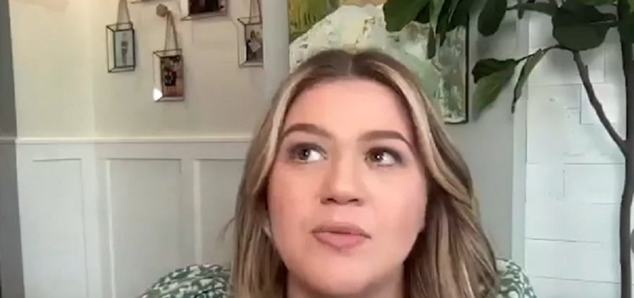 Kelly Clarkson Can't Avoid Her Ex [E! News | YouTube]