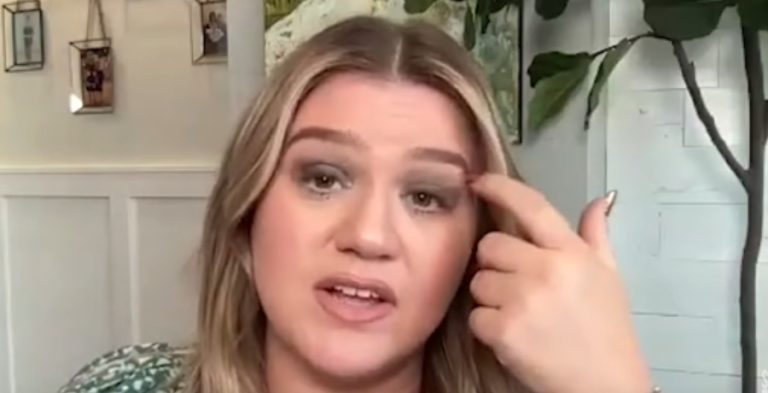 Kelly Clarkson Still Battling With Brandon Blackstock? [E! News | YouTube]