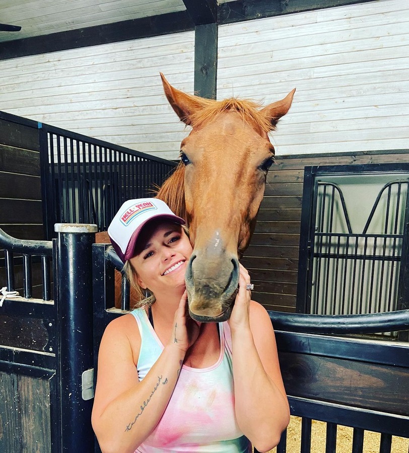 Miranda Lambert Adopts Horse [Miranda Lambert | Instagram]