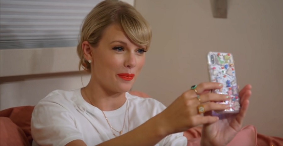 Taylor Swift Talks On Her Phone[CBS Sunday Morning | YouTube]