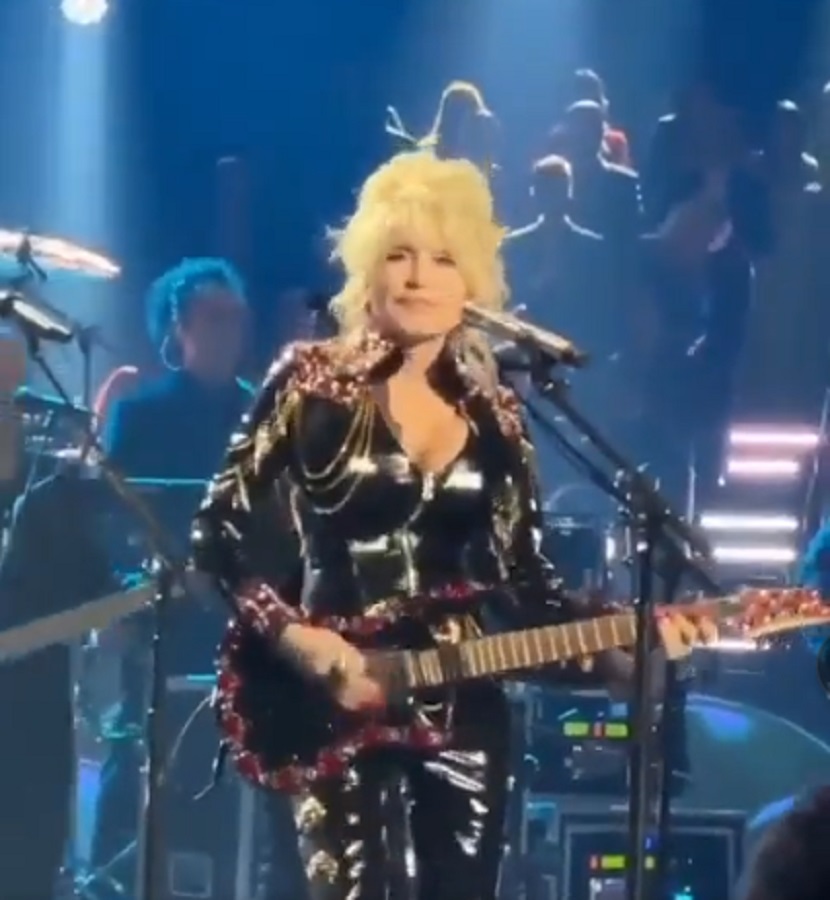 Dolly Parton At 2022 Rock and Roll Hall of Fame [Screenshot: Twitter]