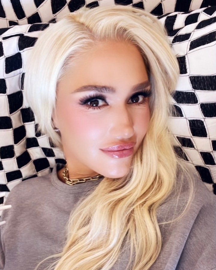 Gwen Stefani Glam In Cozy Sweatshirt [Gwen Stefani | Instagram]