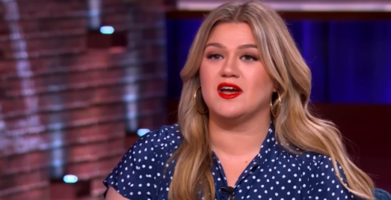 Kelly Clarkson [Extra | YouTube]