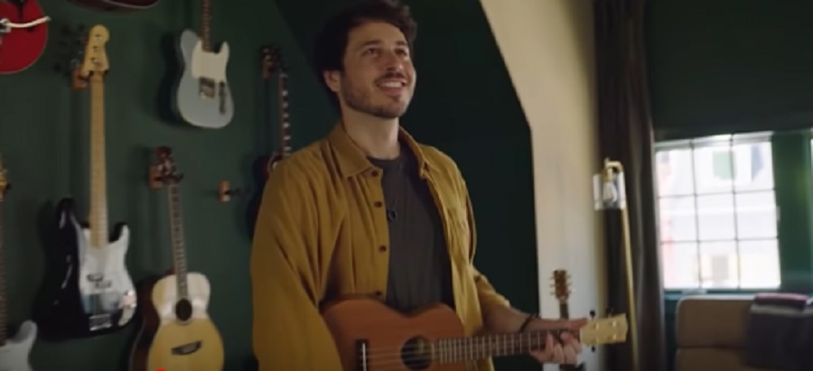 Morgan Evans With Acoustic Guitar [Uproxx | YouTube]
