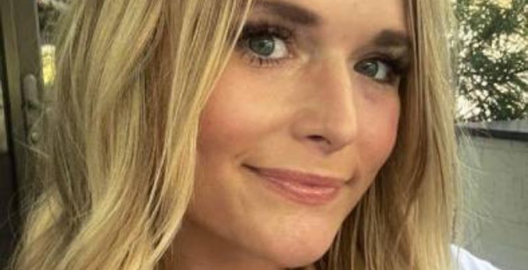 Miranda Lambert Snaps Selfie https://people.com/thmb/Hu0savHgdab4bDaAGT89OTbBRF8=/1500x0/filters:no_upscale():max_bytes(150000):strip_icc():focal(539x0:541x2)/miranda-lambert-hubby-selfie-c910df20d2824e5fa9947c04b53db86e.jpg