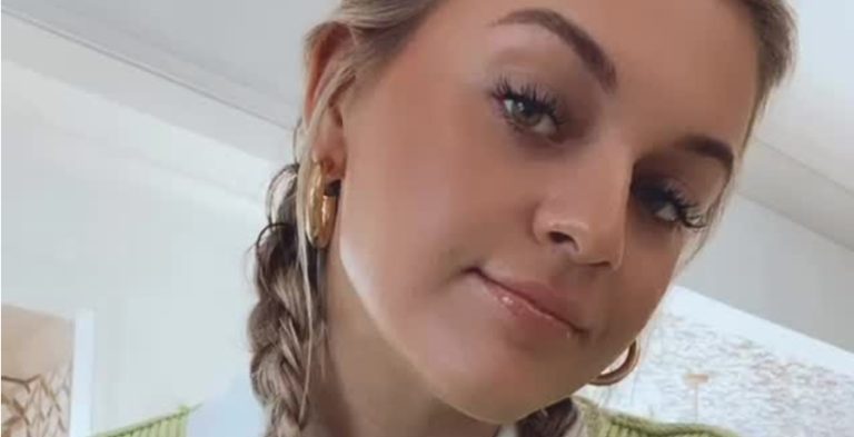 Kelsea Ballerini Wears Lime Sweater [Source: Kelsea Ballerini - Instagram]