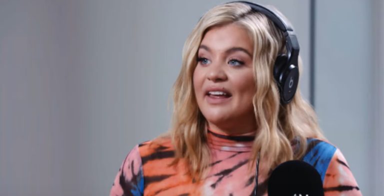 Lauren Alaina Wears Orange Tiedye Turtleneck [Source: YouTube]