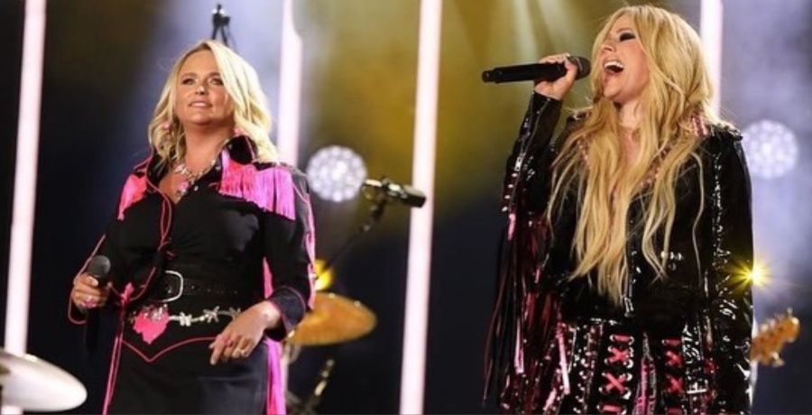 Miranda Lambert singing with Avril Lavigne / Instagram